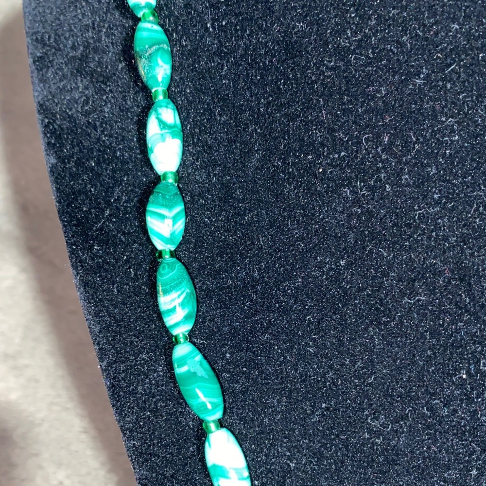 Elegant Green Beaded Necklace - Picture 2 of 3